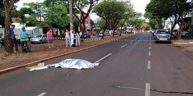 Local onde mulher morreu atropelada na tarde desta quinta em Dourados (Foto: Adilson Domingos)