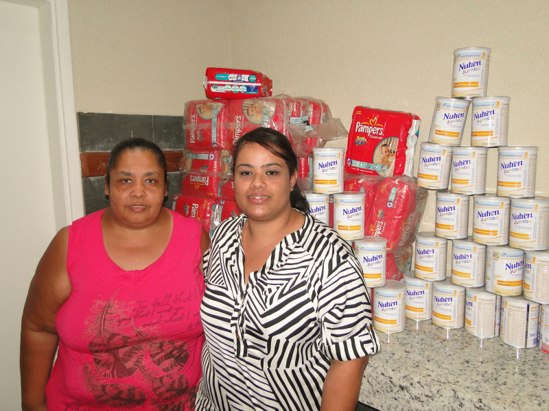 Alcilene Farias e sua mãe receberam o primeiro lote de doações.Foto: Rádio Caçula