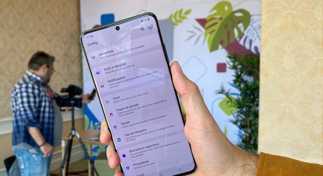 Galaxy S20 Ultra: display AMOLED Dinâmico 2X de 6,9 polegadas — Foto: Thássius Veloso/TechTudo