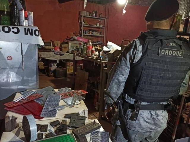 Foram apreendidos diversas placas de veículos em branco, tarjetas, forma de letras, prensa para fabricação, estufas, fita adesivas, arames para lacre e lacre de placas. (Foto: divulgação/PM)