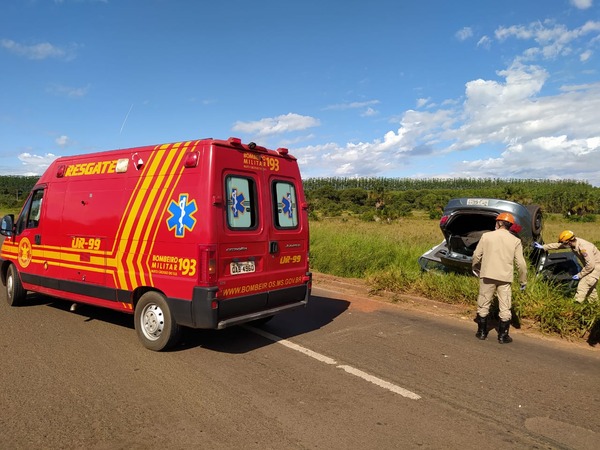 Equipe dos Bombeiros realizando o resgate das vítimas. Foto: 5º GBM/TL