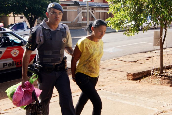 Sargento Milton, da Força Tática da PM, encaminha Leidiana ao 1º DP. Depois foi recolhida à cadeia de General Salgado. Foto: Manoel Messias
