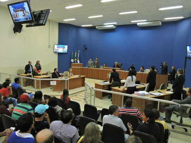 Em pé os nove vereadores que votaram pela criação da CP.
