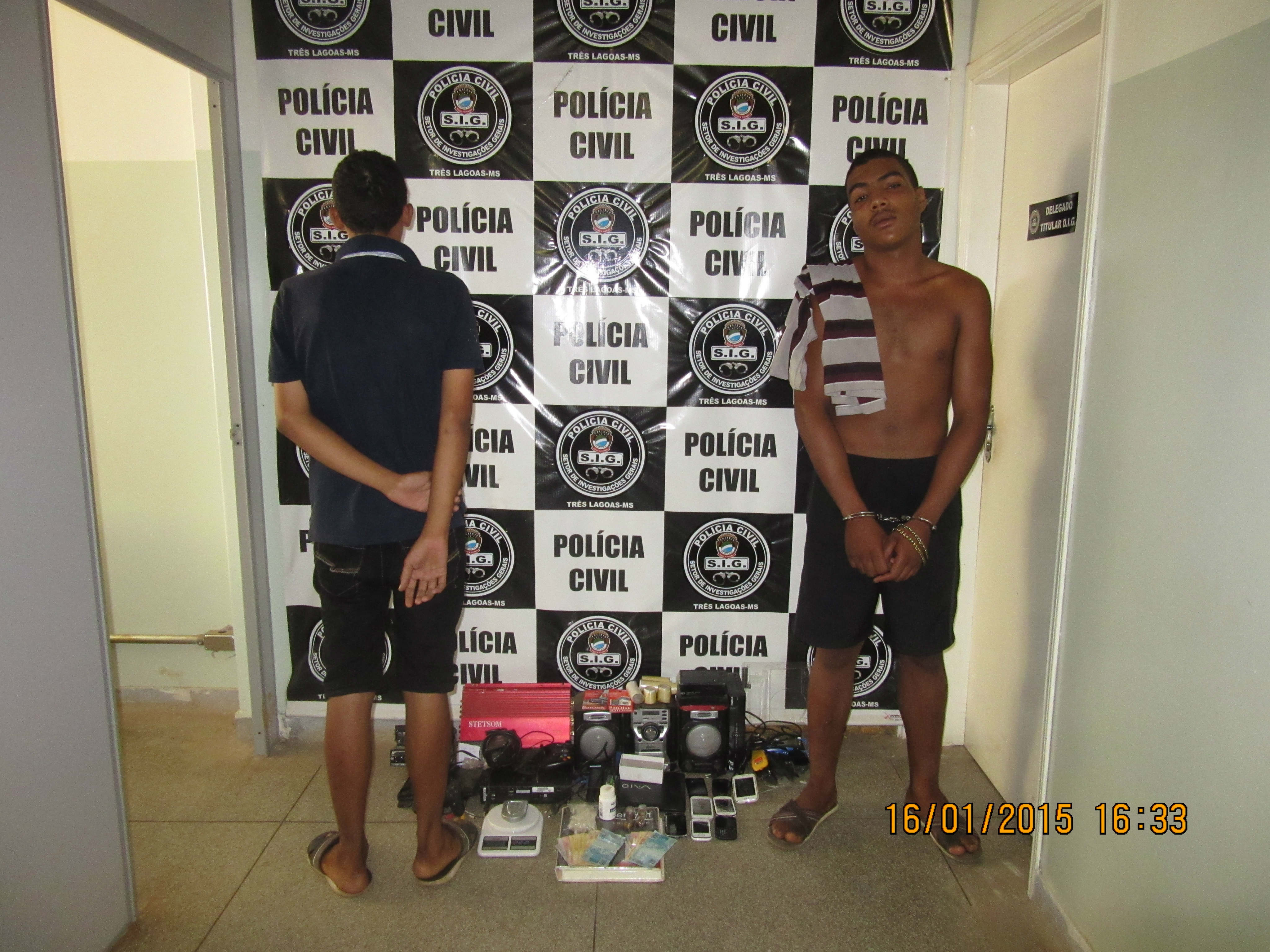 Marcos Vinícius Jesus Amorim de 18 anos e o menor de idade P.A.M.F.S, de 17 anos foram presos na cena do crime. Foto: Rádio Caçula.