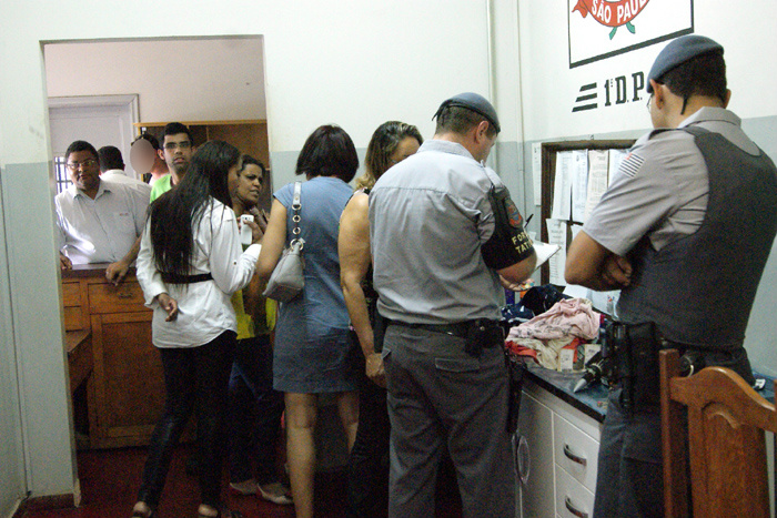 Vitimas das cinco empresas lesadas fazem reconhecimento dos produtos furtados. Foto: Manoel Messias