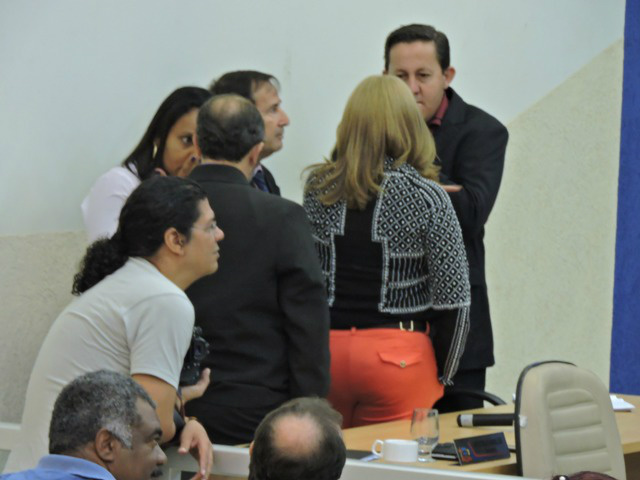 Vereadores da base aliada da Prefeita do PSB juntamente com a Vereadora Sirlene da Saúde do PRB discutem sobre o voto na criação da Comissão Processante.