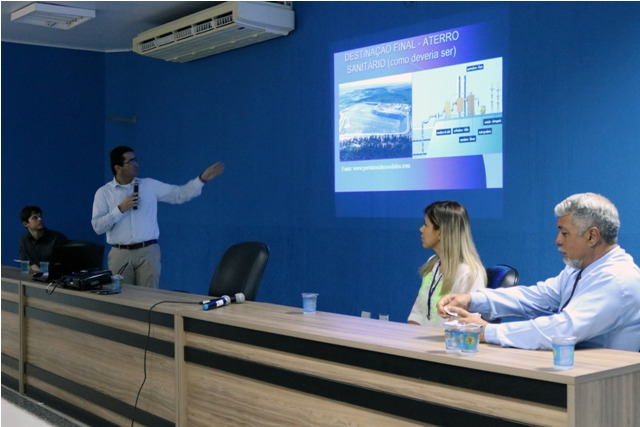 Promotor Luciano Loubet, que integra o Núcleo de Meio Ambiente do Ministério Público do Estado, apresentou dados sobre aterros no Estado