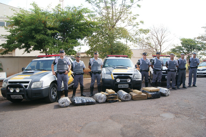 Dupla acusada de trafico foi presa na operação 'Modal Terrestre', realizada em conjunto pelas Polícias Militar e Rodoviária, na dlivisa dos estados de SP e MS. Foto; Manoel Messias