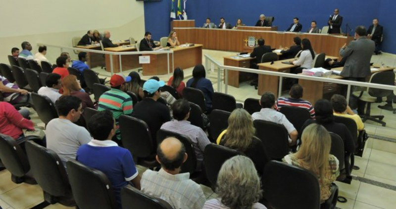 Com Plenário lotado, pressão popular evitou derrota na votação da criação da Comissão Processante. Decisão final contrária vai gerar Mandado de Segurança para garantir resultado.