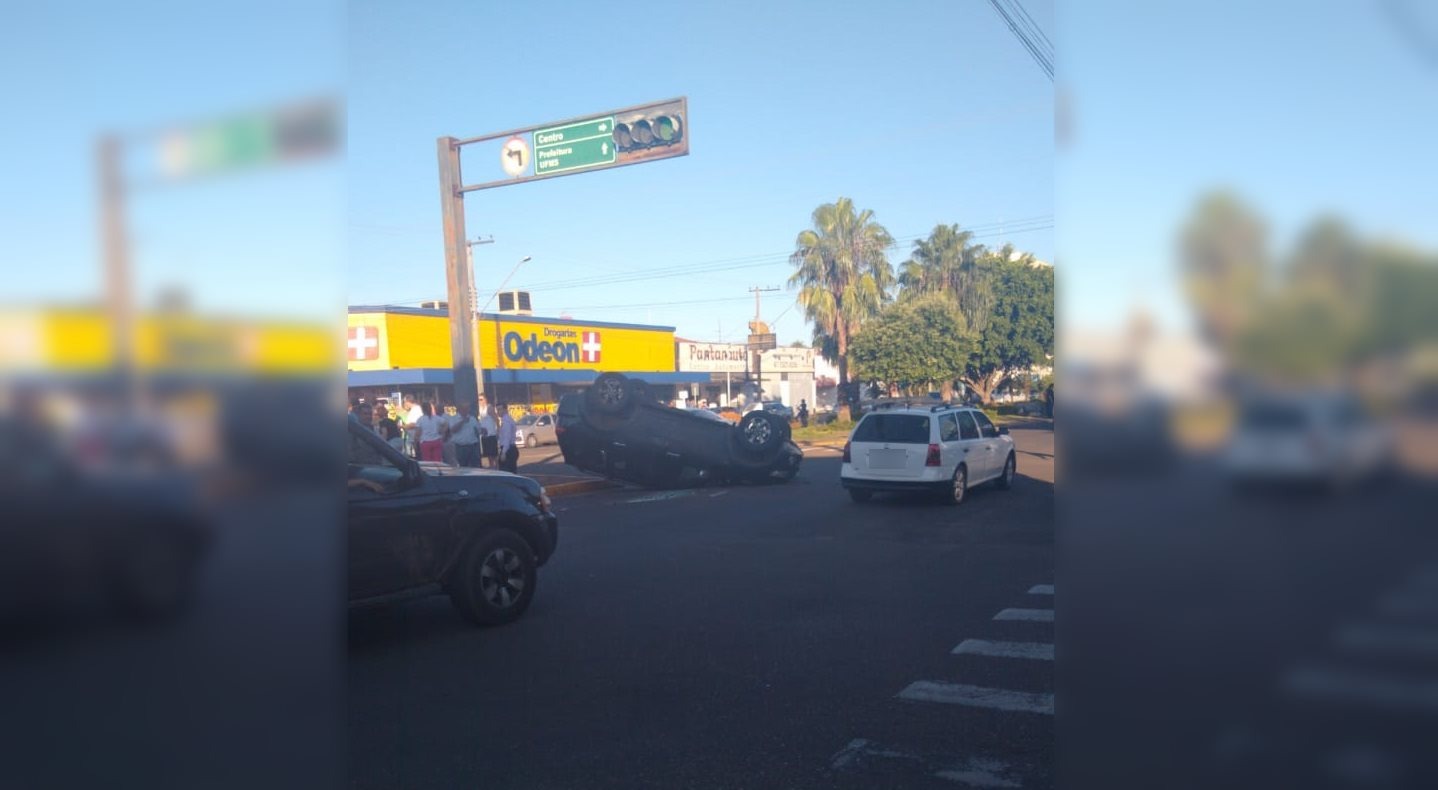 Carro capota no Centro de Três Lagoas. Foto: Rádio Caçula.