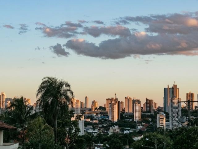 Bairro São Bento, em Campo Grande, no início da manhã desta terça-feira. (Foto: Henrique Kawaminami)
