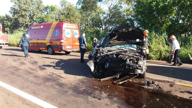 Carro onde estavam advogados ficou no meio da pista — Foto: Osvaldo Nóbrega/TV Morena