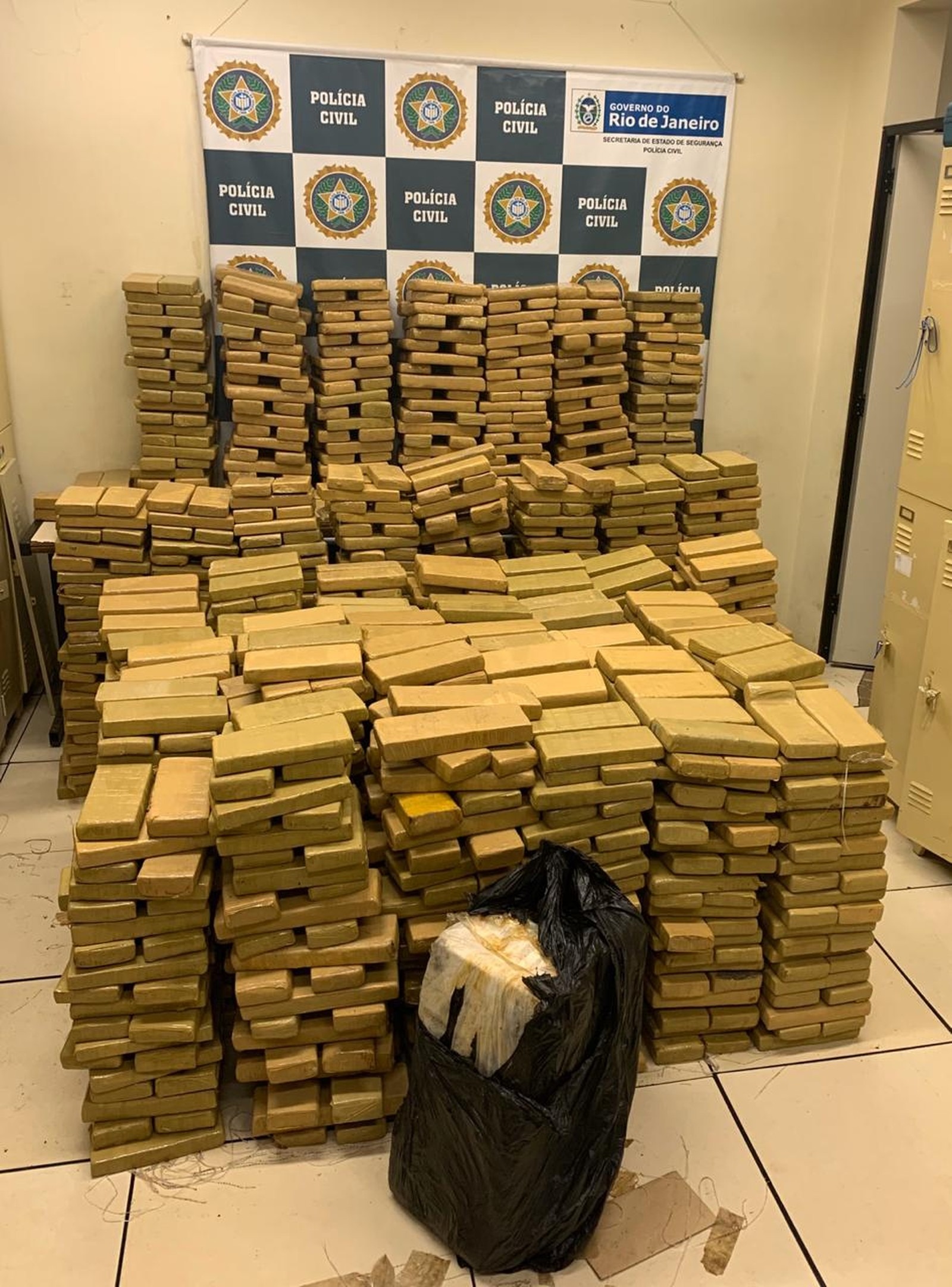 Polícia Civil apreende duas toneladas de maconha que seria levada para a Cidade de Deus, na Zona Oeste do Rio — Foto: Divulgação/ Polícia Civil