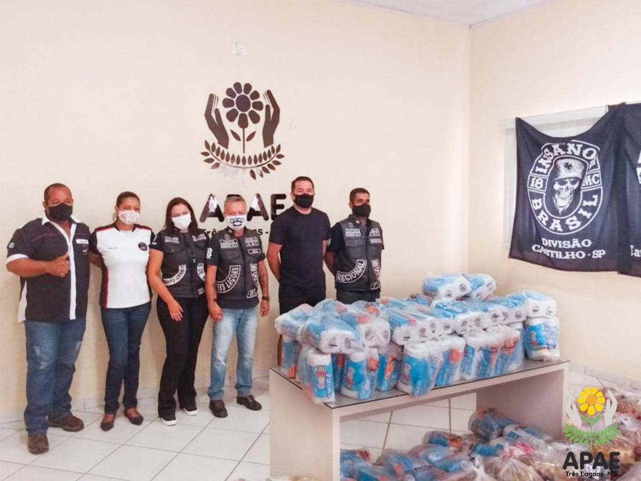 APAE recebe doação de cestas básicas do Moto Clube Insanos