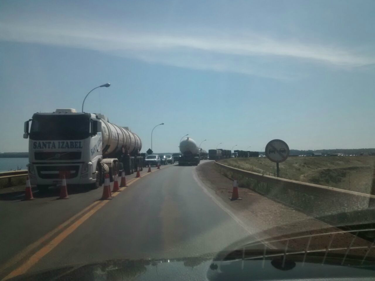 PRF de Três Lagoas informou que veículos esperam até 30 minutos no Pare/Siga. Foto: Fábio Campos.