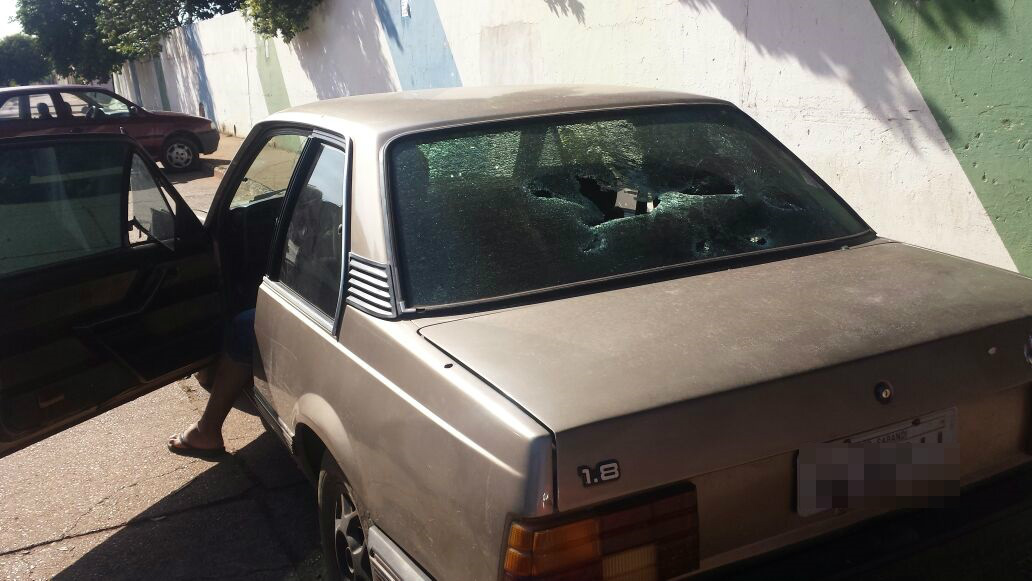 Carro da vítima totalmente quebrado pelos autores (Foto exclusiva) Créditos: Alvarez Jr.