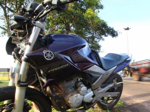 A família que seguia na motocicleta ficou ferida e foi encaminhada para unidades de saúde (Foto: André Bittar)