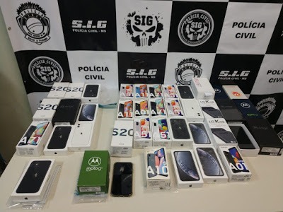 cerca de sessenta e cinco (65) aparelhos celulares do tipo Iphone e Android apreendidos 