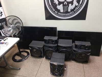 Ainda durante as diligências, os policiais apreenderam na residência de R.S.C,  um aparelho de som com várias caixas acústicas