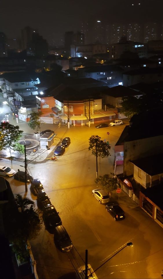 Um dilúvio provocou o caos em Santos, São Vicente e no Guarujá. Foto: Reprodução Rádio Caçula