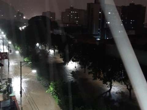Um dilúvio provocou o caos em Santos, São Vicente e no Guarujá. Foto: Reprodução Rádio Caçula