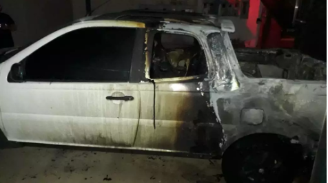 Carro do padre foi destruido em incêndio nesta madrugada(Divulgação)