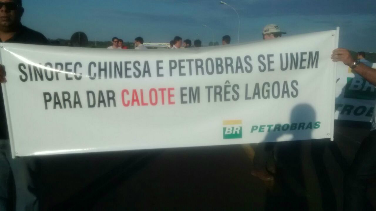 Empresário interditam BR 262 em protesto contra dívida de R$ 20 milhões. Foto: Rádio Caçula.