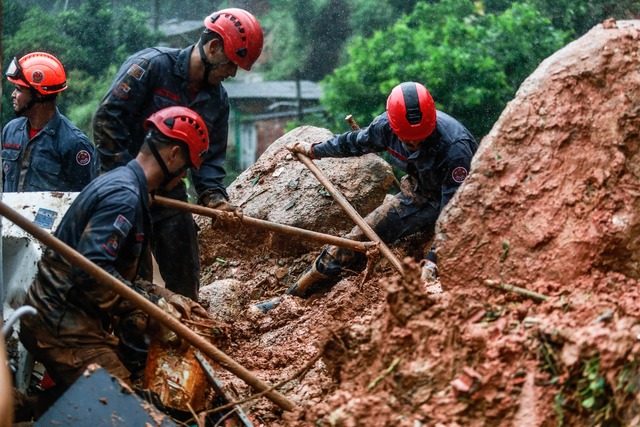Bombeiros trabalham em área de deslizamento em Guarujá, na Baixada Santista — Foto: Werther Santana/Estadão Conteúdo