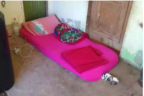 Jovem dormia em colchão no chão, na varanda de casa (Foto: Divulgação/5º BPM) 