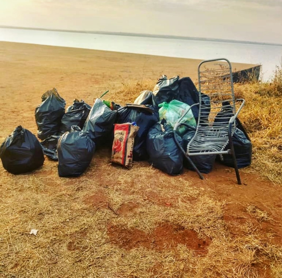 Em apenas três dias já foram retirados mais de 300 sacos de 100 litros de lixo.Foto: Arquivo pessoal.