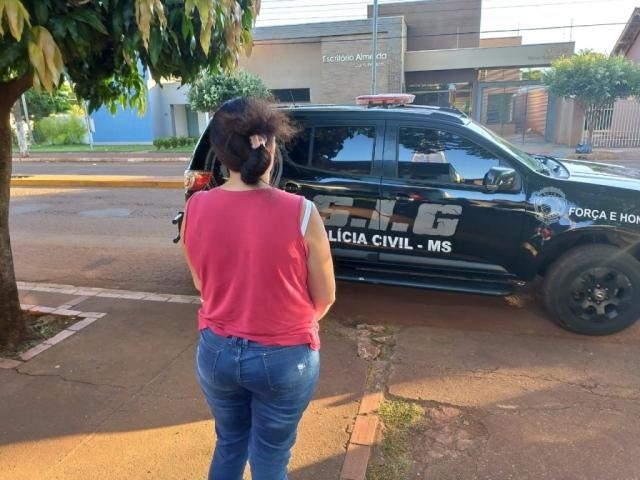 Mulher presa em operação desta quarta-feira em Rio Brilhante (Foto: Divulgação)