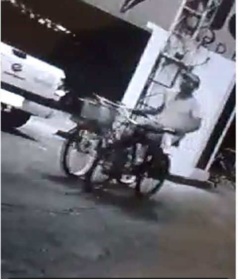 Imagem de câmera de segurança do suspeito de furto das bicicletas (segundo a denunciante)