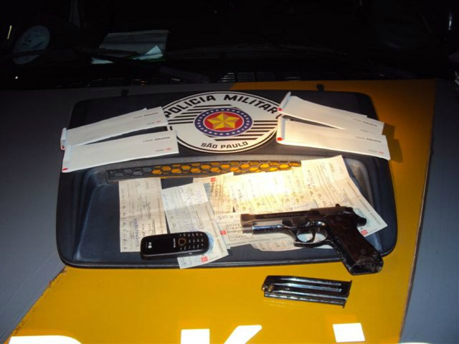 Pistola e cheques roubados apreendidos pelo TOR de Araçatuba com passageiro de ônibus.Foto:Divulgação
