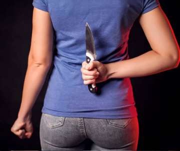 Para se defender, a mulher de posse de uma faca desferiu um golpe na barriga do homem