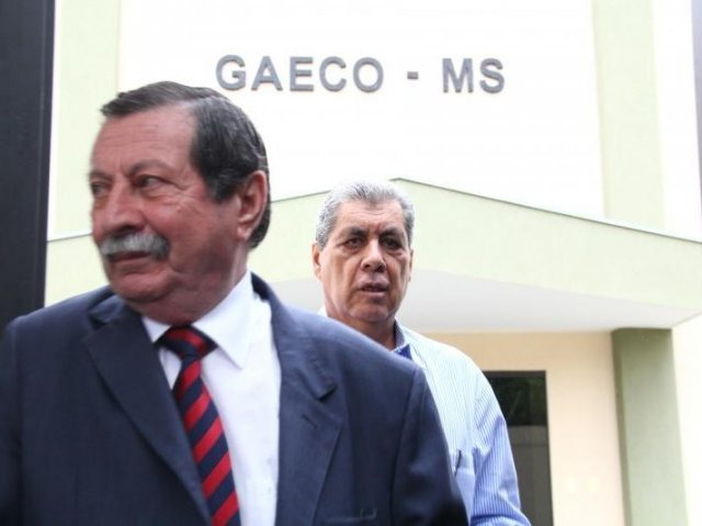 O advogado Renê Siufi e André Puccinelli deixam o Gaeco depois que o ex-governador prestou depoimento em 2015 (Foto: Marcos Ermínio/Arquivo)