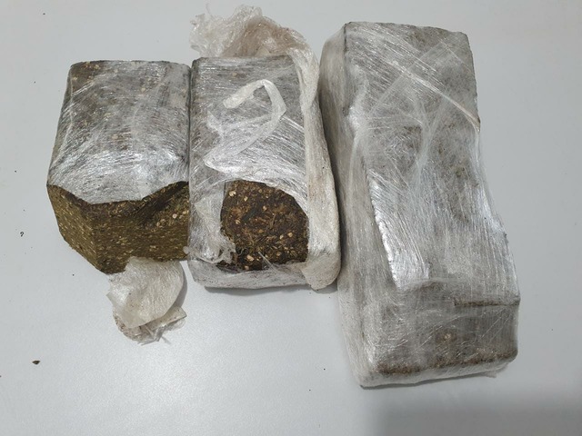 Dois quilos de maconha foram apreendidos pela PRF MS durante abordagem para fiscalização. Foto: Fábio Campos/Rádio Caçula.