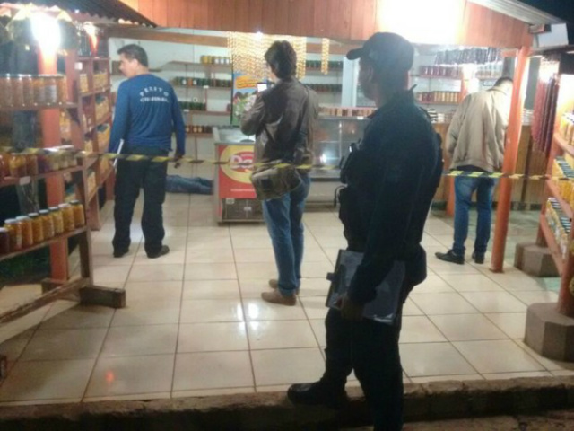 Polícia no local do latrocínio, no distrito de Anhanduí, em Campo Grande (Foto: José Aparecido/ TV Morena)