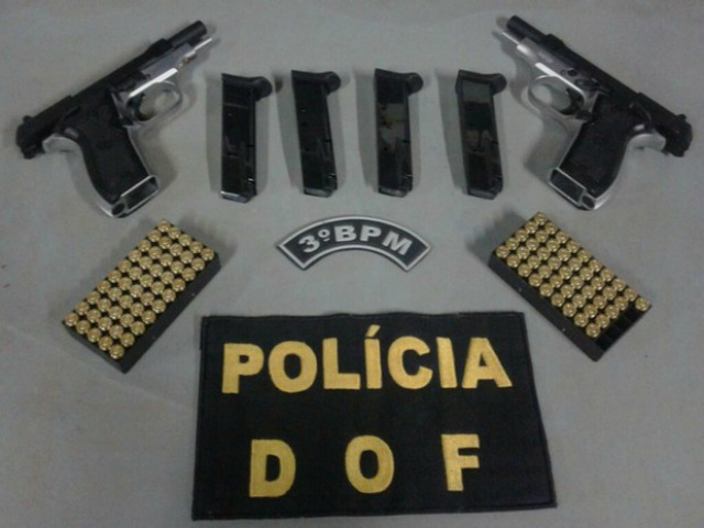 Armas e munições apreendidas em Dourados (Foto: DOF/ Divulgação)