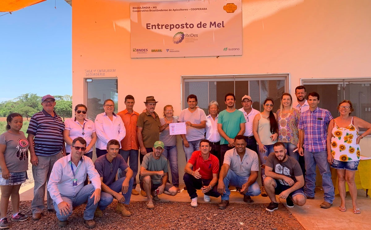 Os apicultores de Brasilândia integram uma das cooperativas de Mato Grosso do Sul, que recebem suporte da Suzano desde 2010 por meio do programa Colmeias - iniciativa que disponibiliza consultoria técnica especializada com o objetivo de fomentar o desenvolvimento da cadeia apícola, ampliando a capacidade de gestão, comercialização e produção - Foto: Divulgação