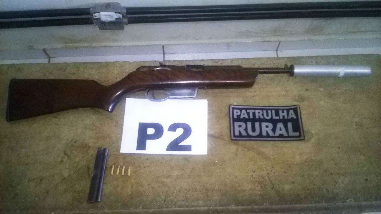 Arma apreendida estava com silenciador. Foto: Rádio Campos.