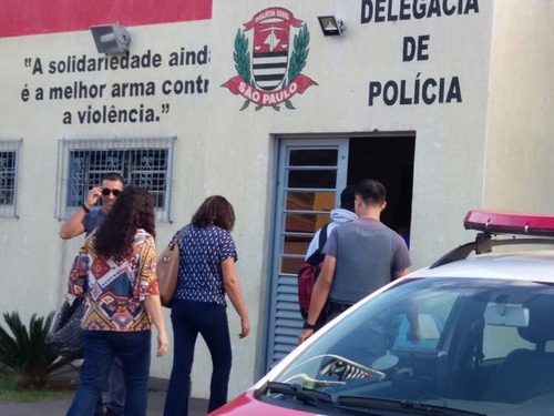 Aluno suspeito da agressão é levado a Delegacia. Foto: Roni Willer / Paparazzi News.