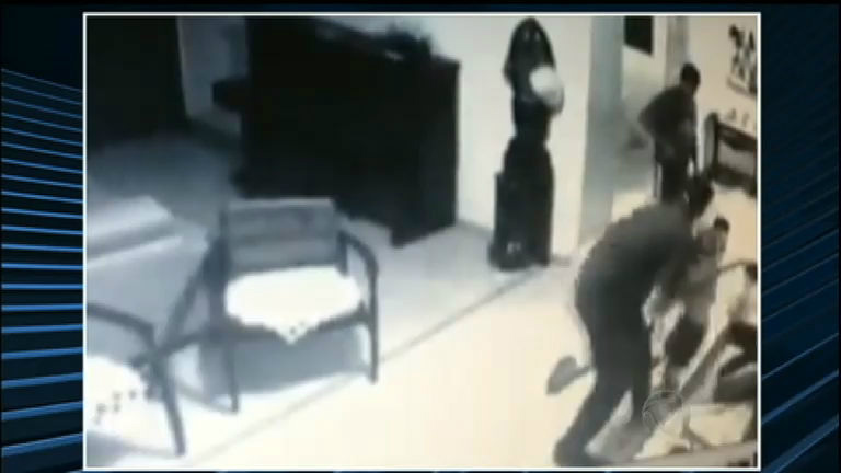 Assaltante atira em modelo com bebê sentadosobre ela