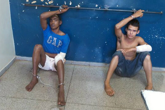Moises e Douglas - com o braço enfaixado, por conta de uma briga ocorrida anteriormente