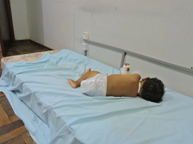 Bebê de uma ano de idade dormindo no Conselho Tutelar no bairro Lapa.Foto Rádio Caçula