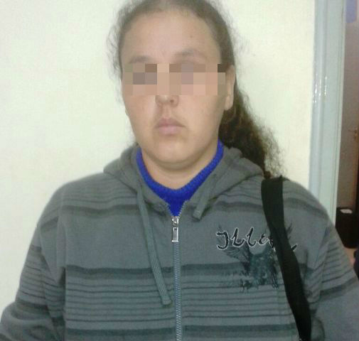 Acusada de porte de drogas C. F. de 26 anos.