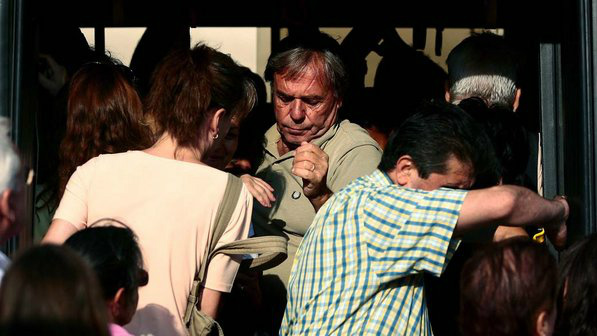 Passageiros se apertam para viajar em ônibus lotado em Brasília 