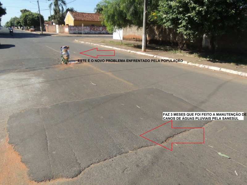 O asfalto está cedendo e jorra água do novo buraco da Rua Eurides Chagas da Cruz no Bairro Interlagos.Foto: Rádio Caçula