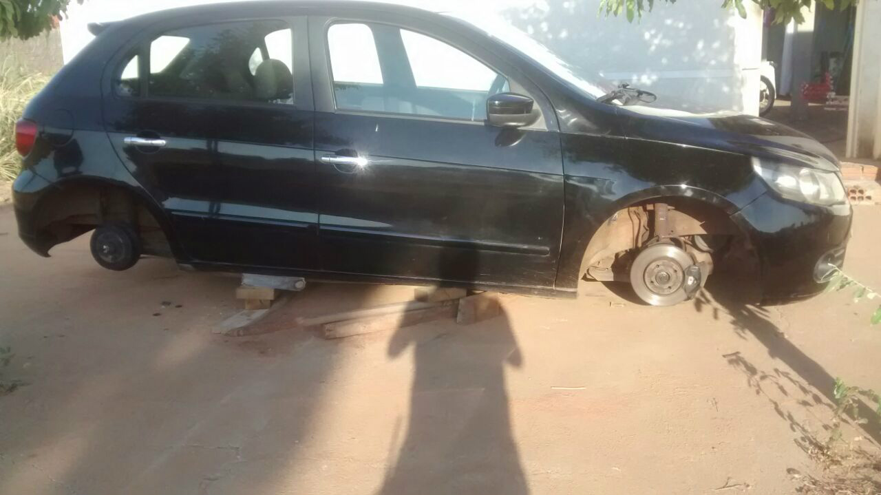 O carro estava sobre pedaços de madeira (Foto de Rádio Caçula)