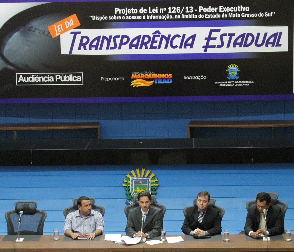 Foto: Roberto M. G. Okamura - ALMS Composição da mesa de autoridades: Vereador Adriano Martins, presidente da Câmara Municipal de Itaporã; Deputado Marquinhos Trad, proponente da audiência pública; Bruno Schimitt Filho, analista de negócios da empresa Governança Brasil; Oficial consular Agustin Cazal Lopez, que representou o cônsul do Paraguai em Campo Grande, Angel Adrian Gill Leme.