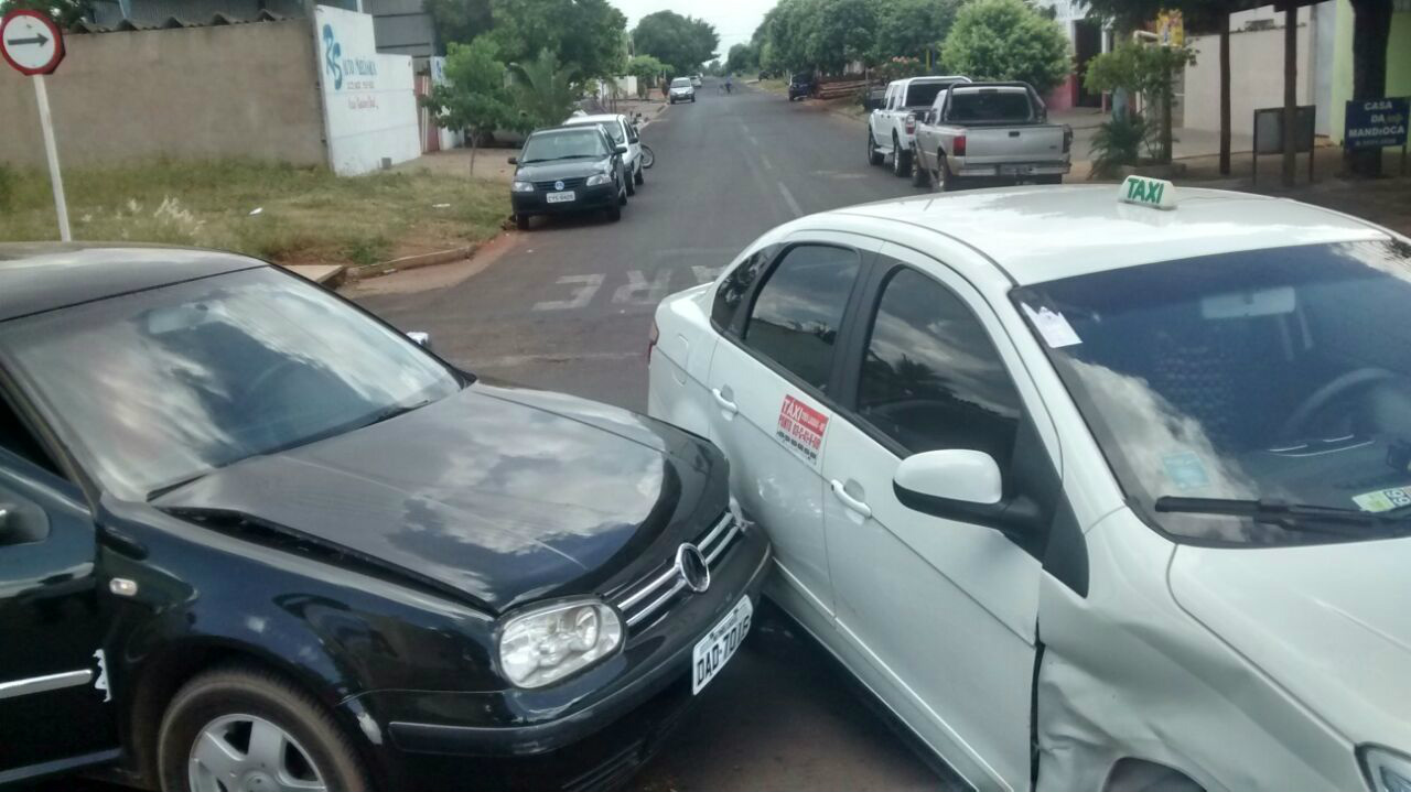 Veículo Golf e Fiat Siena  envolvidos no acidente (Foto Rádio Caçula)
